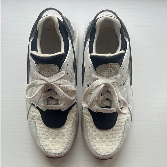 Nike Huarache Sneaker - Picture 1 of 4
